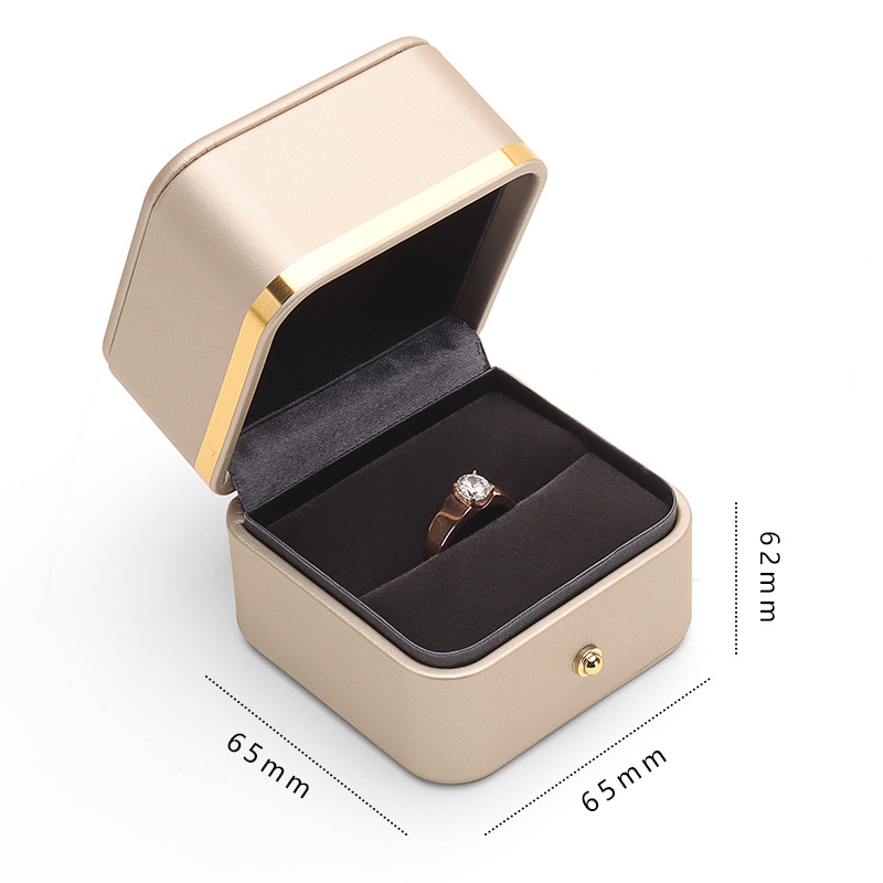 ANILLO DE CAJA DE JOYERÍA CON HEBILLA DORADA Y BORDE DORADO REDONDEADO