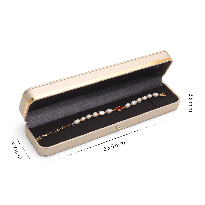 Brazalete de caja de joyería con hebilla dorada y borde dorado redondeado