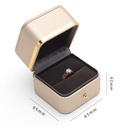 ANILLO DE CAJA DE JOYERÍA CON HEBILLA DORADA Y BORDE DORADO REDONDEADO