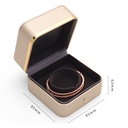 pulsera de caja de joyería con hebilla dorada y borde dorado redondeado